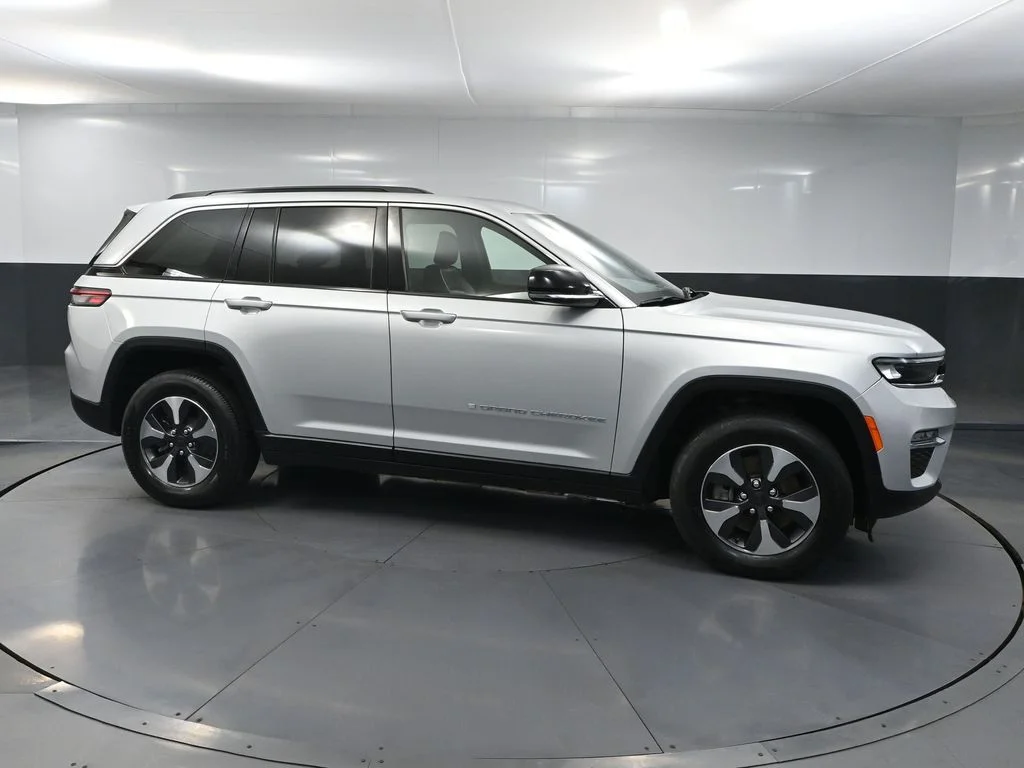 Used 2024 Silver Jeep 4xe image 4