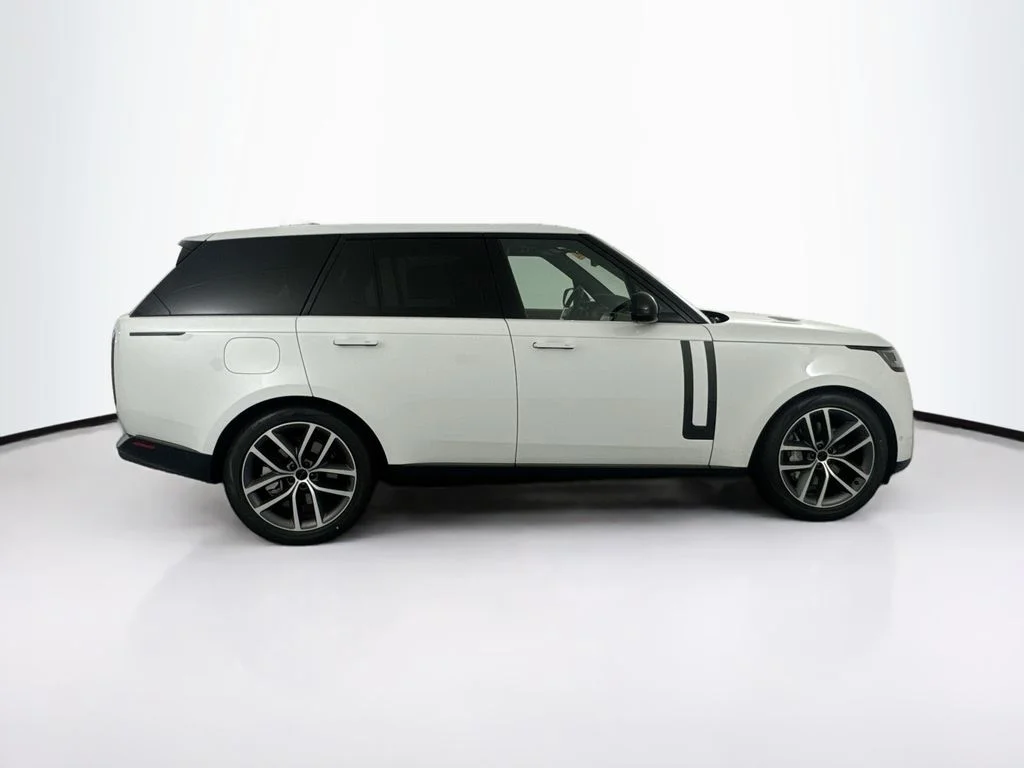 New 2026 Ostuni Pearl White Land Rover SE image 4