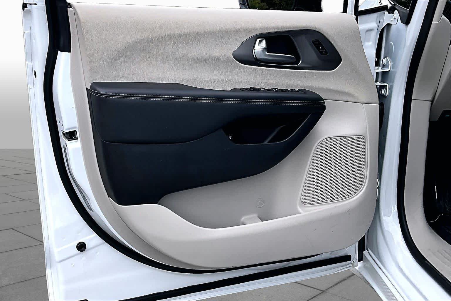 Used 2024 Bright White Clearcoat Chrysler Hybrid Select image 22