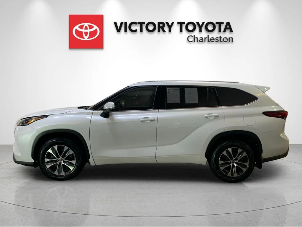 Used 2022 Beige Toyota XLE image 2