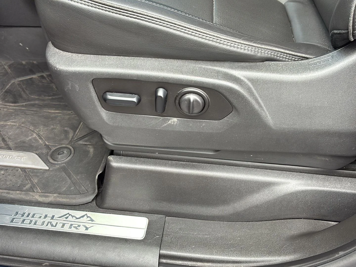 Used 2020 Northsky Blue Metallic Chevrolet High Country image 25