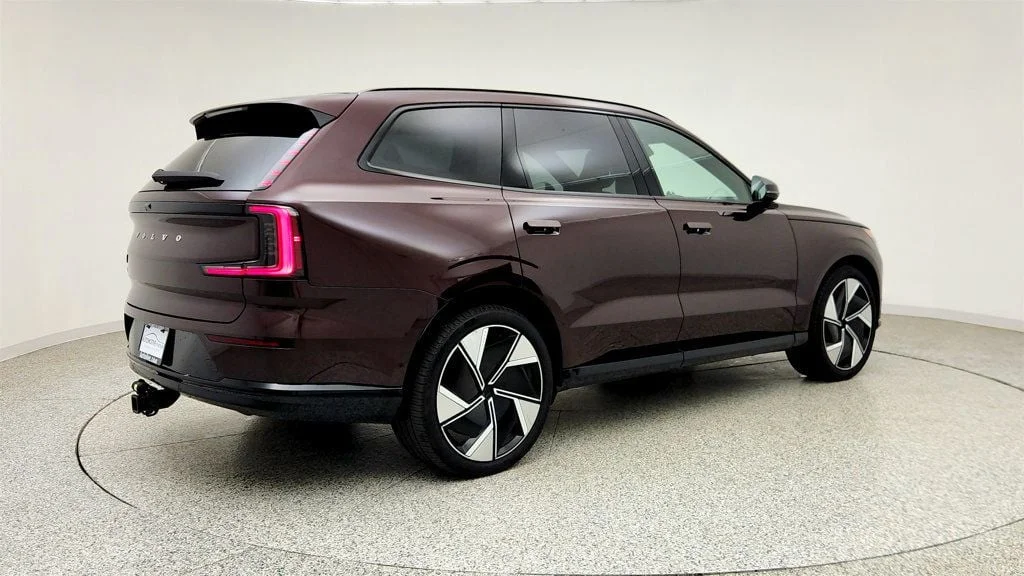Used 2025 Mulberry Metallic Volvo Twin Motor Performance Ultra 6-Seater w/ Bowers & Wilkins Audio image 5