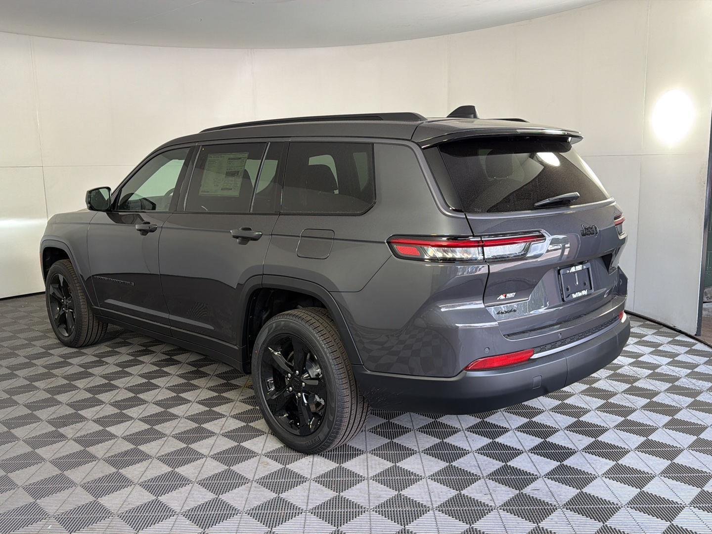 New 2026 Baltic Gray Metallic Clear-Coat Exterior Paint Jeep Limited image 6