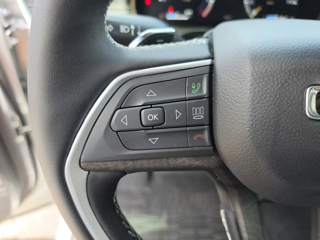 New 2026 Silver Zynith Exterior Paint Jeep Altitude image 27