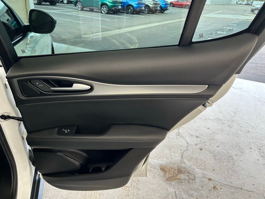 New 2025 Milano White Exterior Paint Alfa Romeo Base image 20