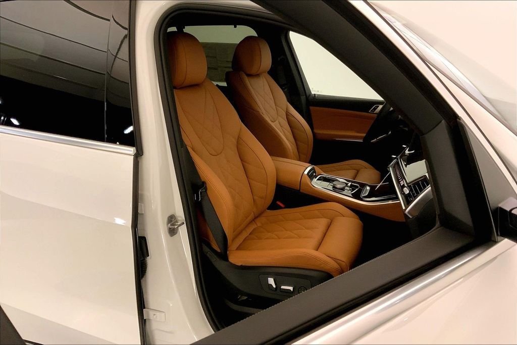 Used 2026 Mineral White Metallic BMW  image 7