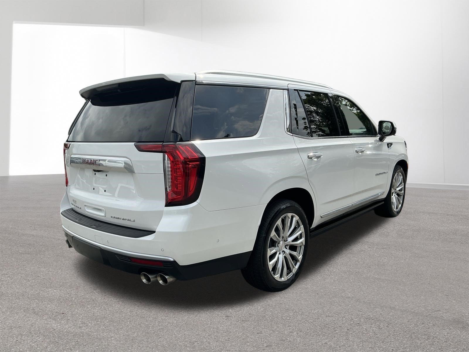 Used 2023 White Frost Tricoat GMC Denali image 3