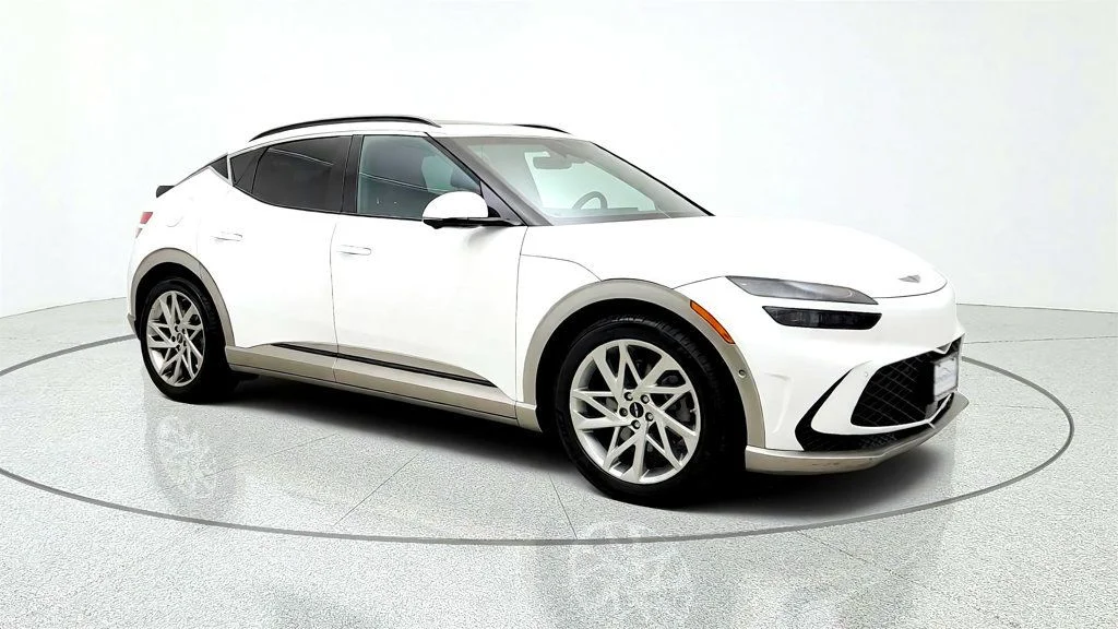 Used 2023 Uyuni White Genesis Advanced AWD image 3