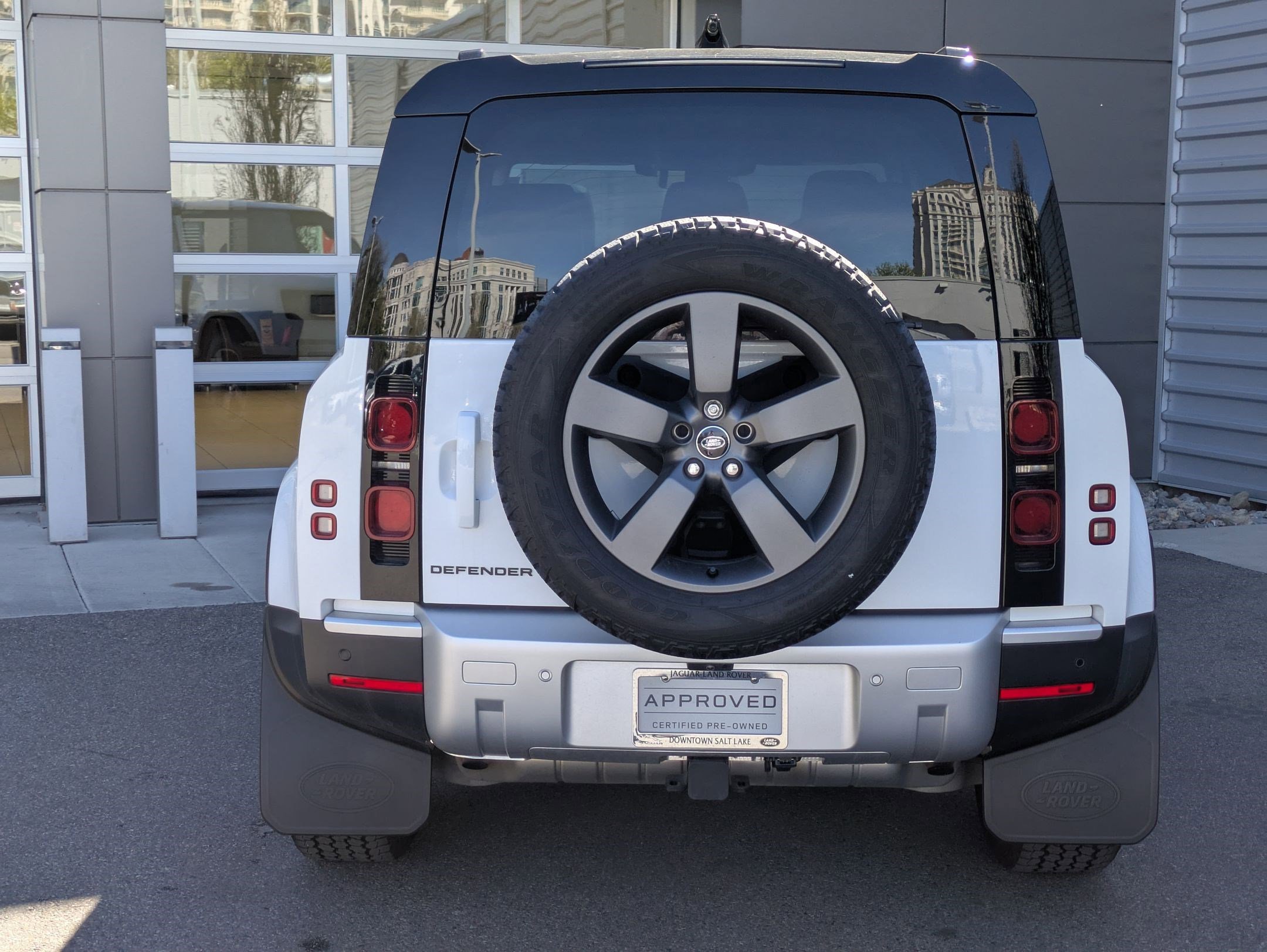Used 2025 Fuji White Land Rover 110 P300 S image 6