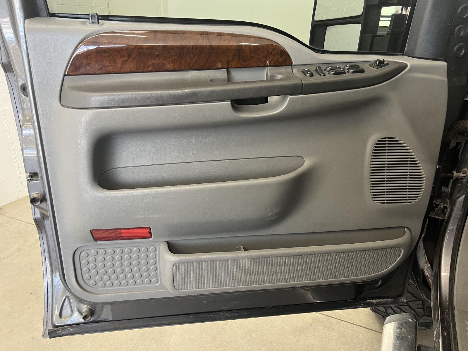 Used 2004 Gray Ford XL image 12