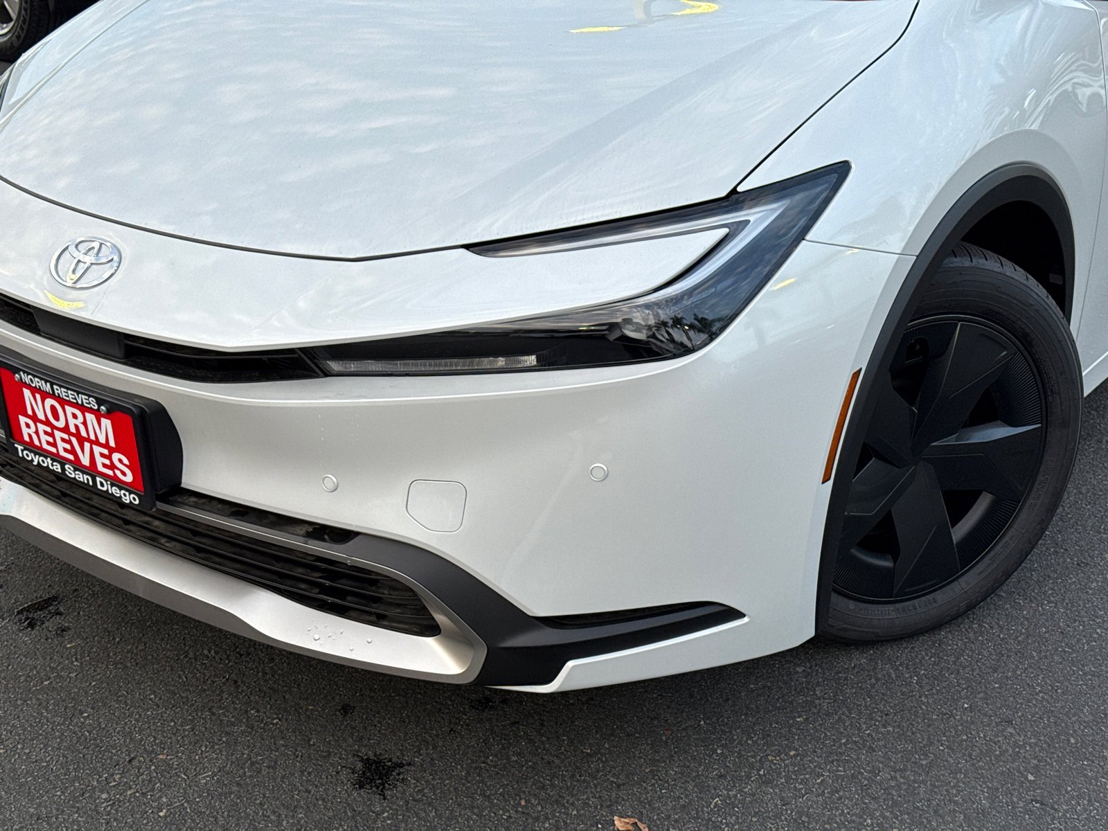 New 2026 Wind Chill Pearl <sup>1</sup> Toyota  SE image 3