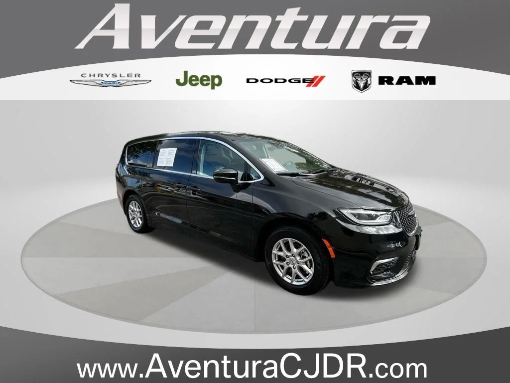 2024 Chrysler Pacifica Touring L's photo