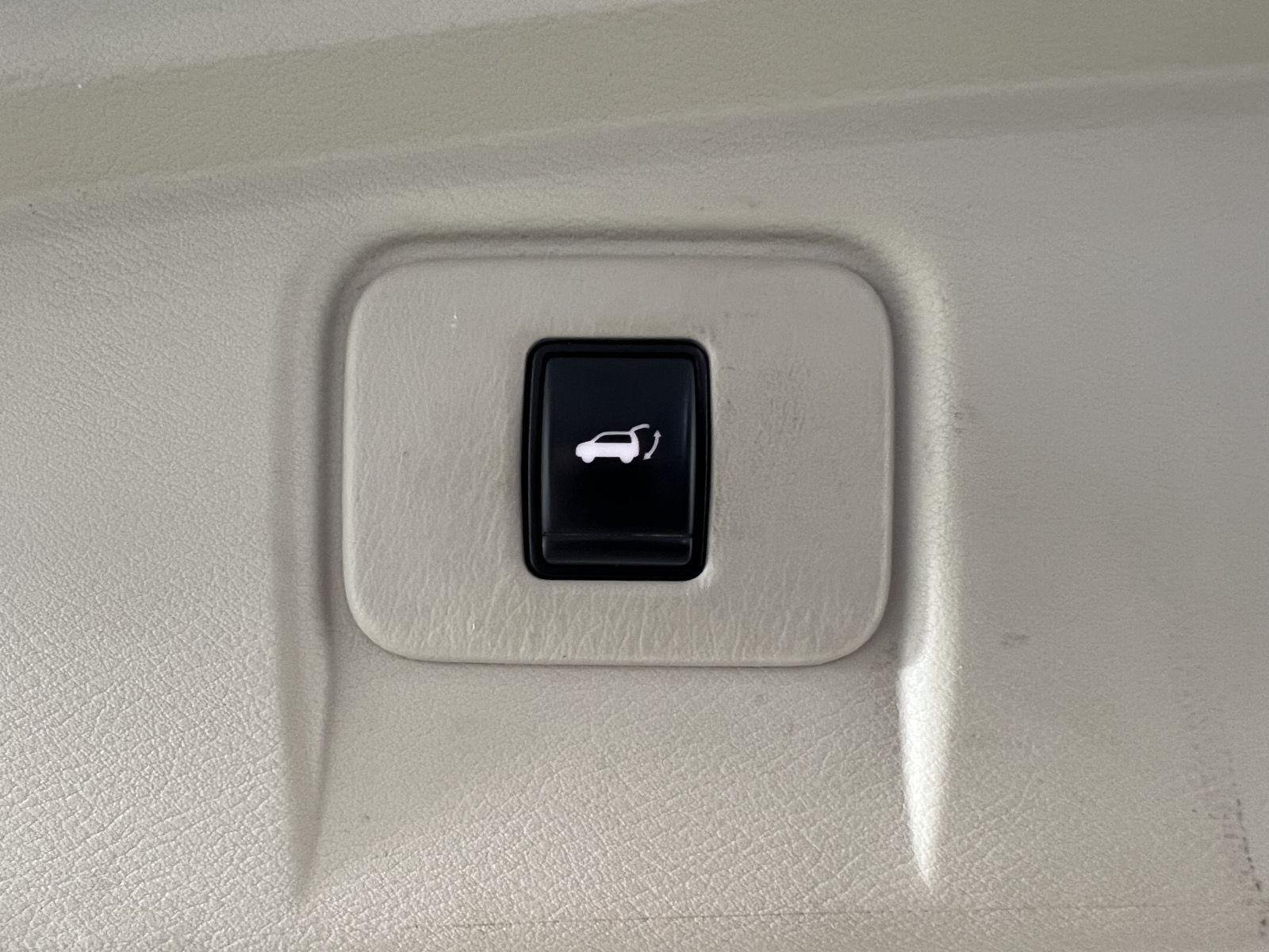 Used 2018 Pearl White Nissan SL image 10