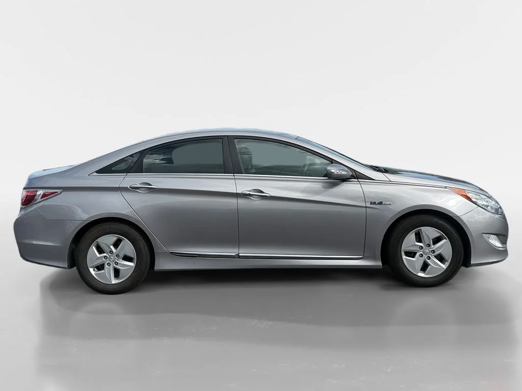 Used 2012 Hyper Silver Metallic Hyundai Base image 3