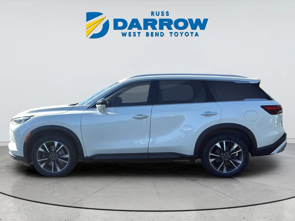 Used 2022 White INFINITI LUXE image 2