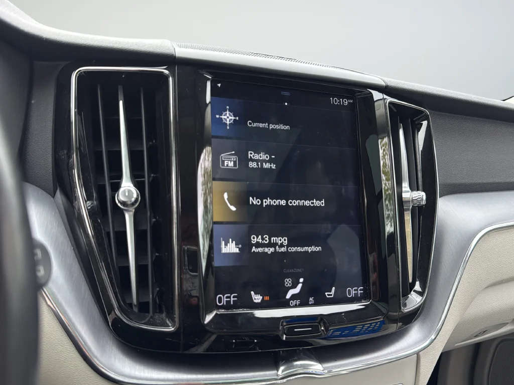 Used 2020 Silver Volvo T6 Momentum image 19