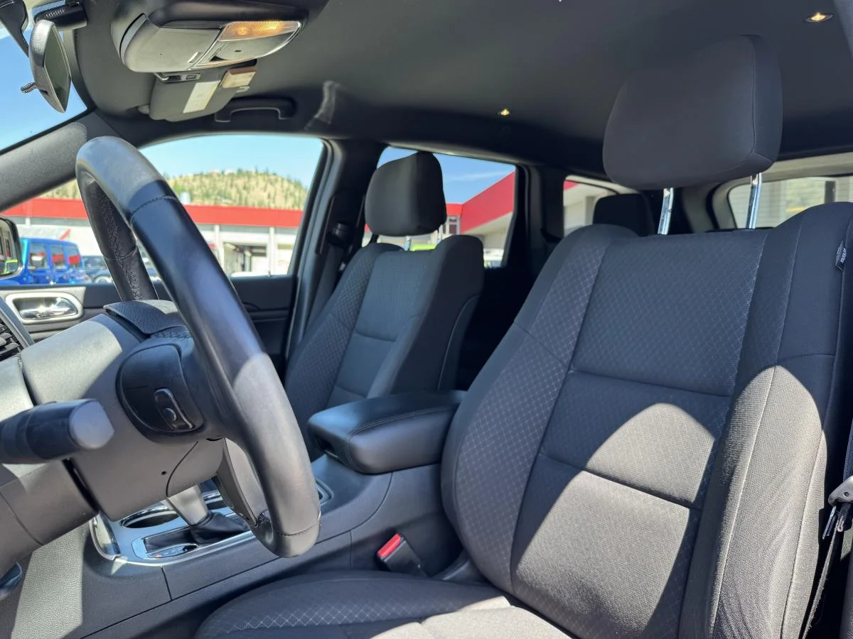 Used 2018 Red Jeep Laredo 4wd image 16