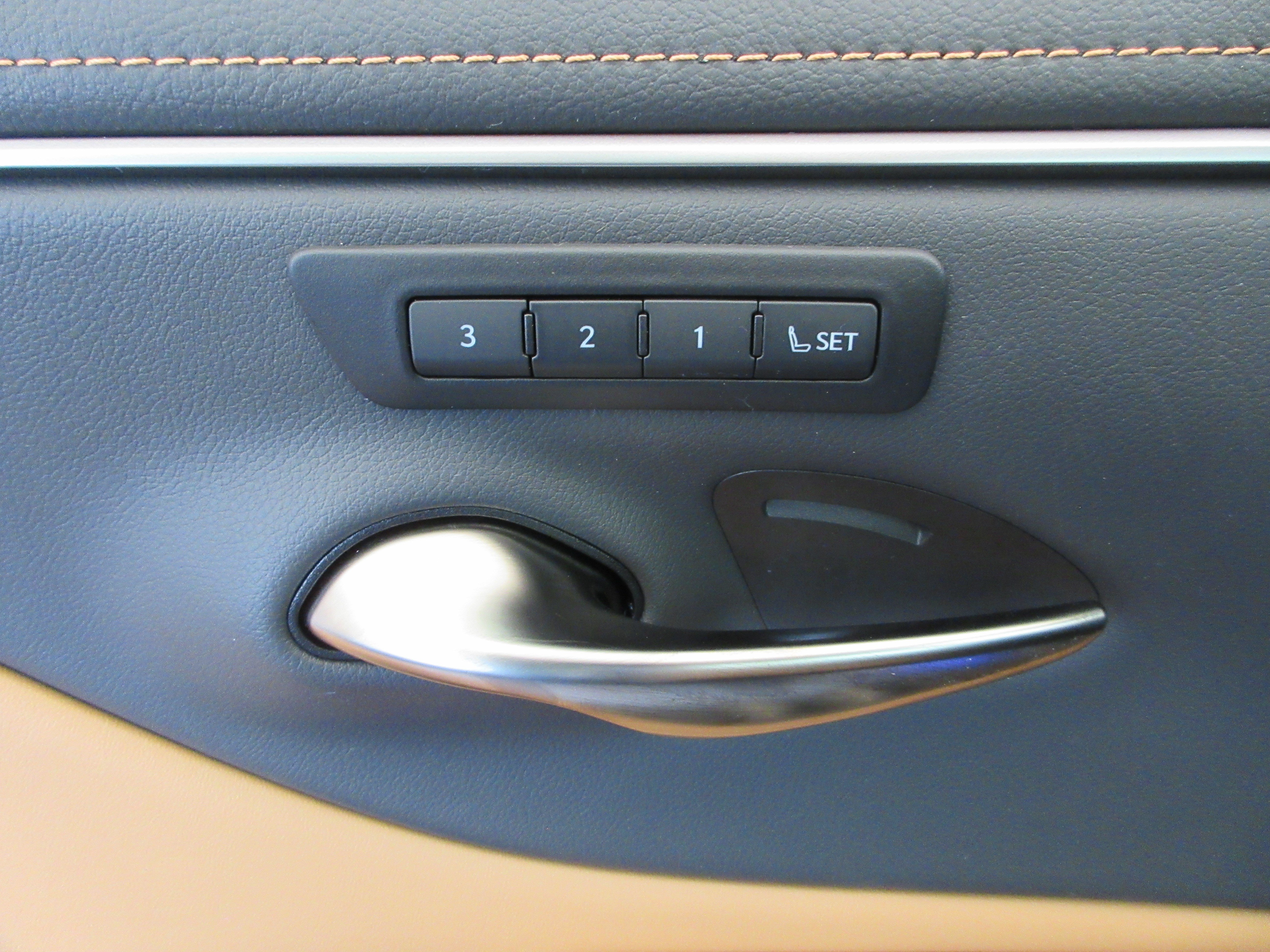 Used 2025 Nightfall Mica Lexus 300h image 28