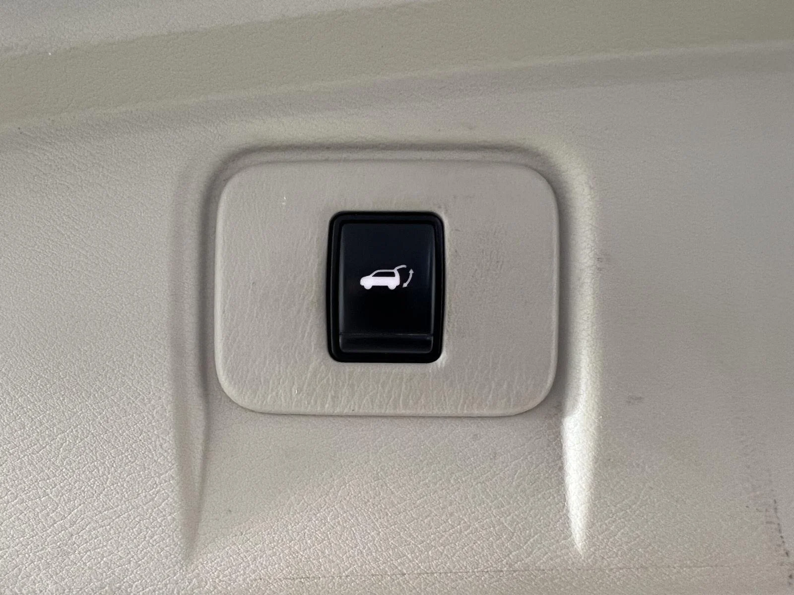 Used 2018 Pearl White Nissan SL image 10