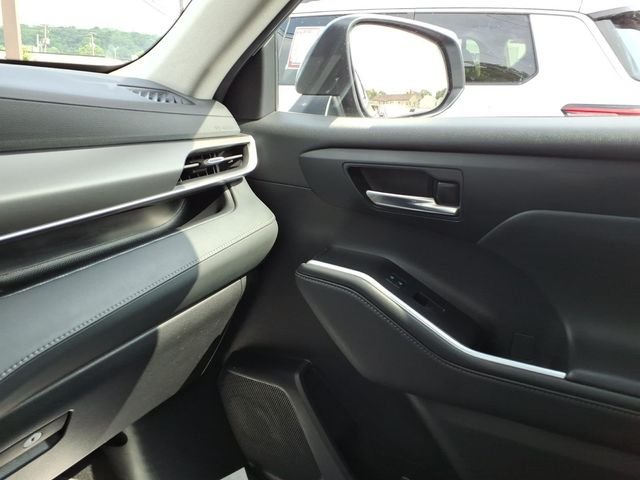 Used 2022  Toyota XLE image 23