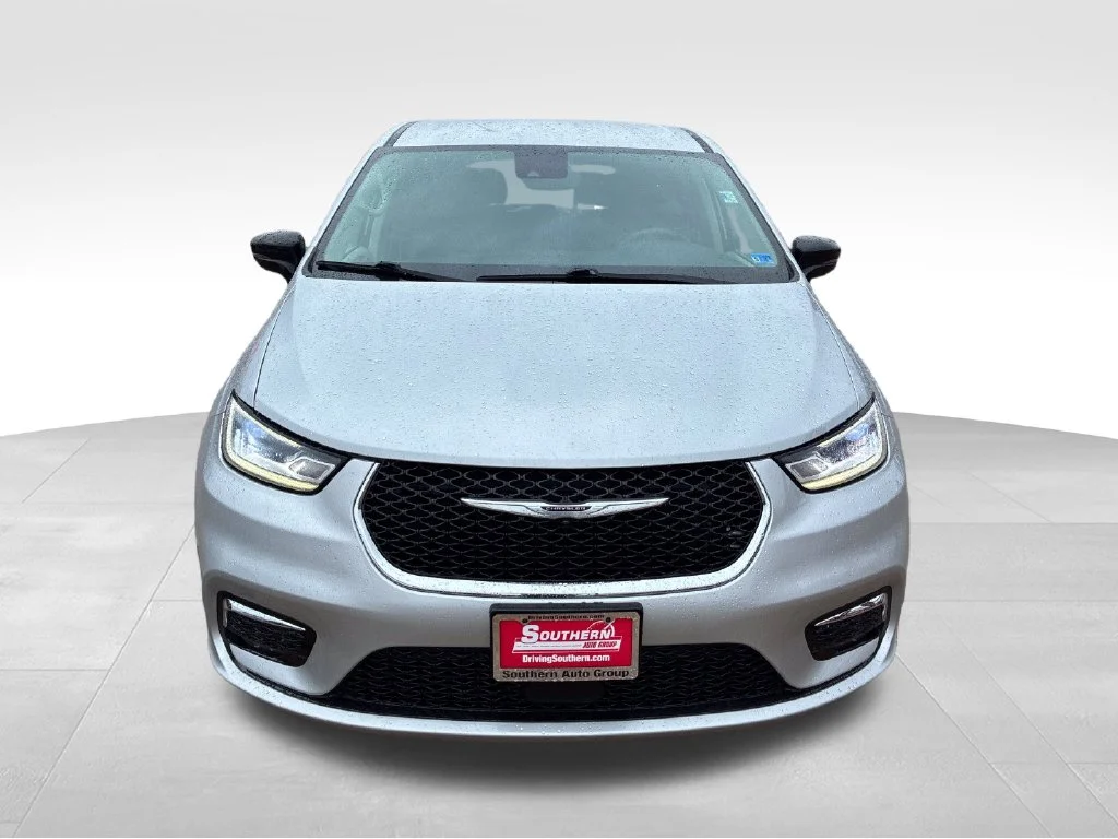 Used 2024 Silver Chrysler Touring L image 9