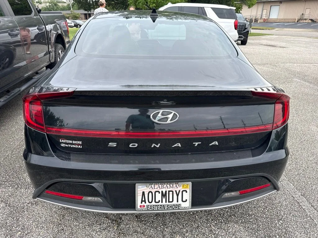 Used 2021 Black Hyundai SE image 9