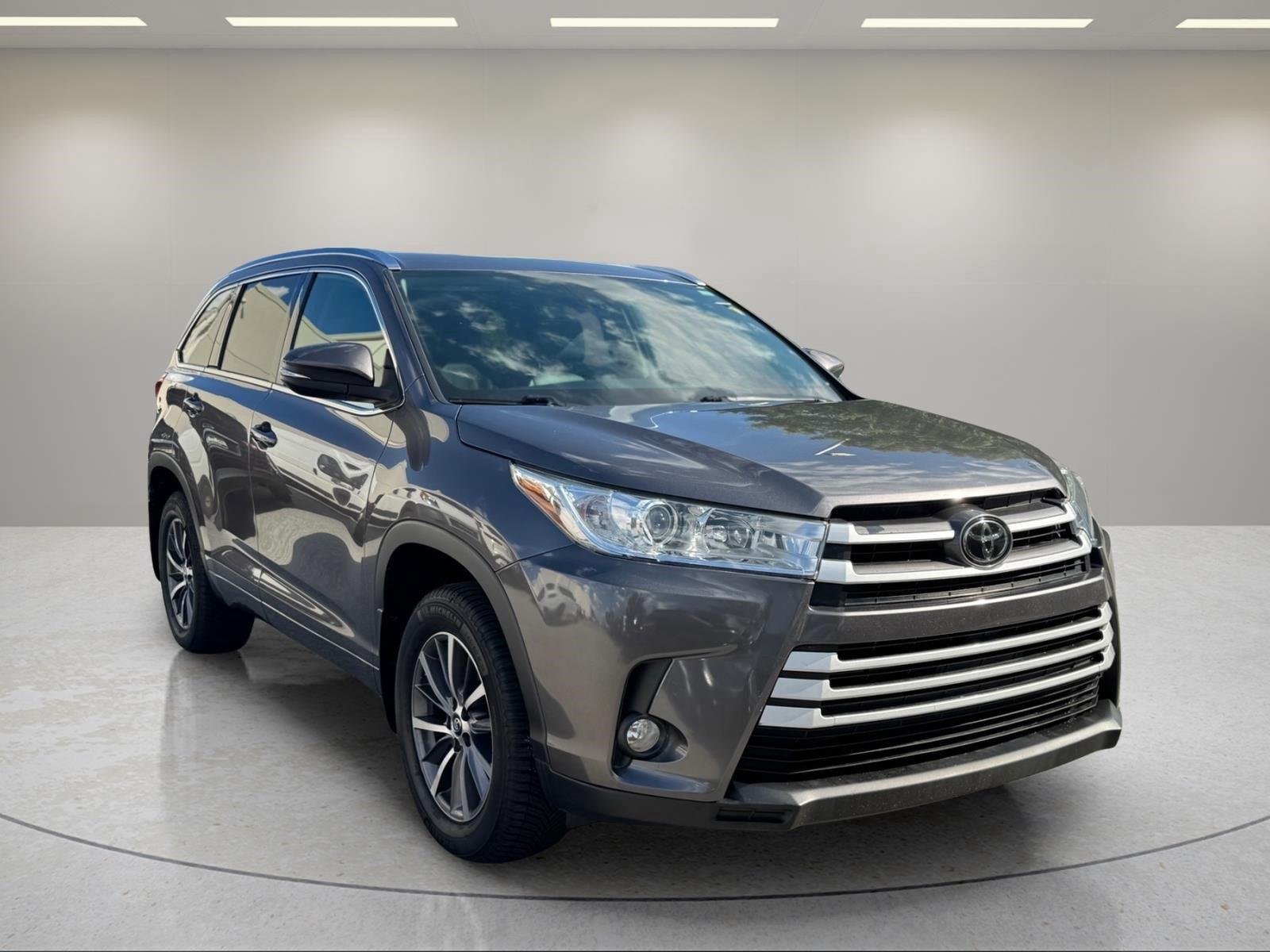 Used 2018 Predawn Gray Mica Toyota XLE image 7