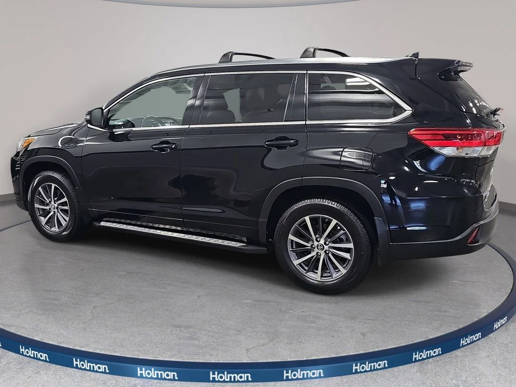 Used 2017 Black Toyota XLE image 9
