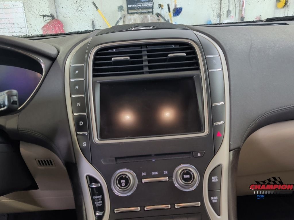 Used 2019 Brown Lincoln Select image 22