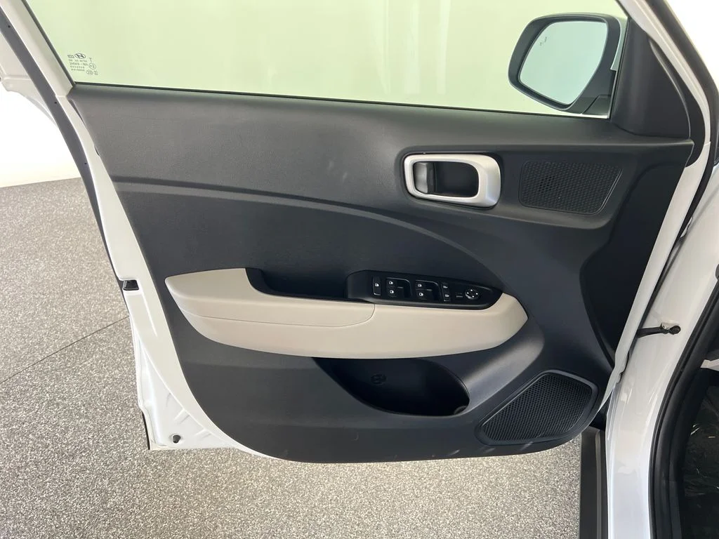 Used 2023 White Hyundai SEL image 12