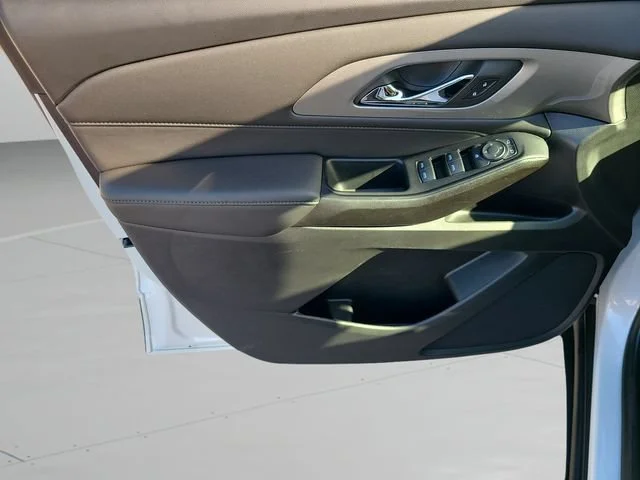 Used 2023 IRIDESCENT PEARL TRICOAT Chevrolet LT Cloth image 19