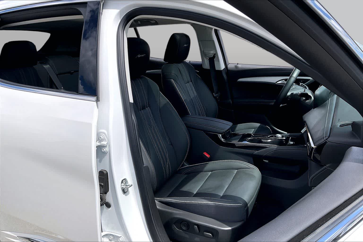 Used 2025 White Frost Tricoat Buick Avenir image 9
