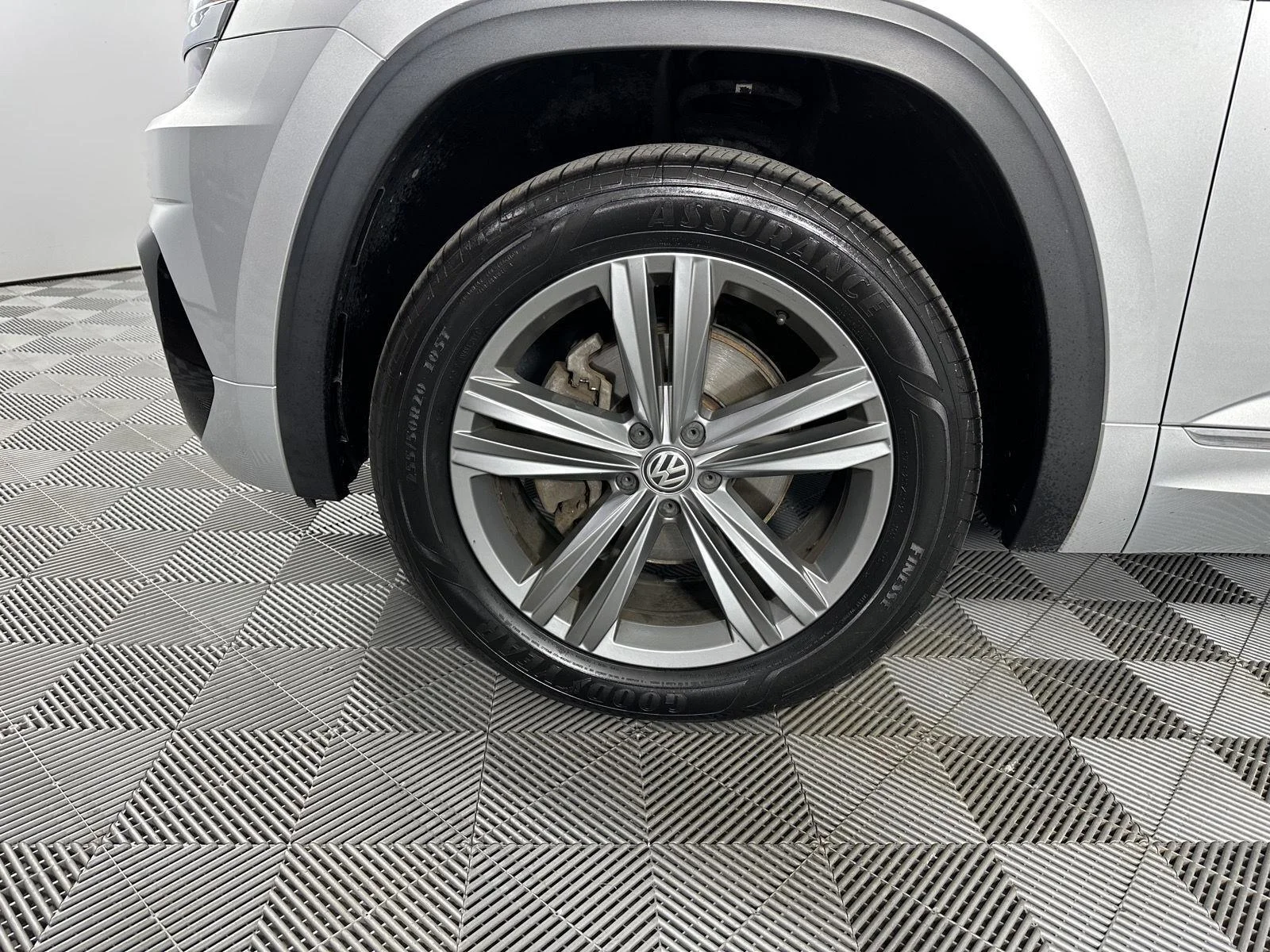 Used 2019 Platinum Gray Metallic Volkswagen 3.6L V6 SEL R-Line image 9