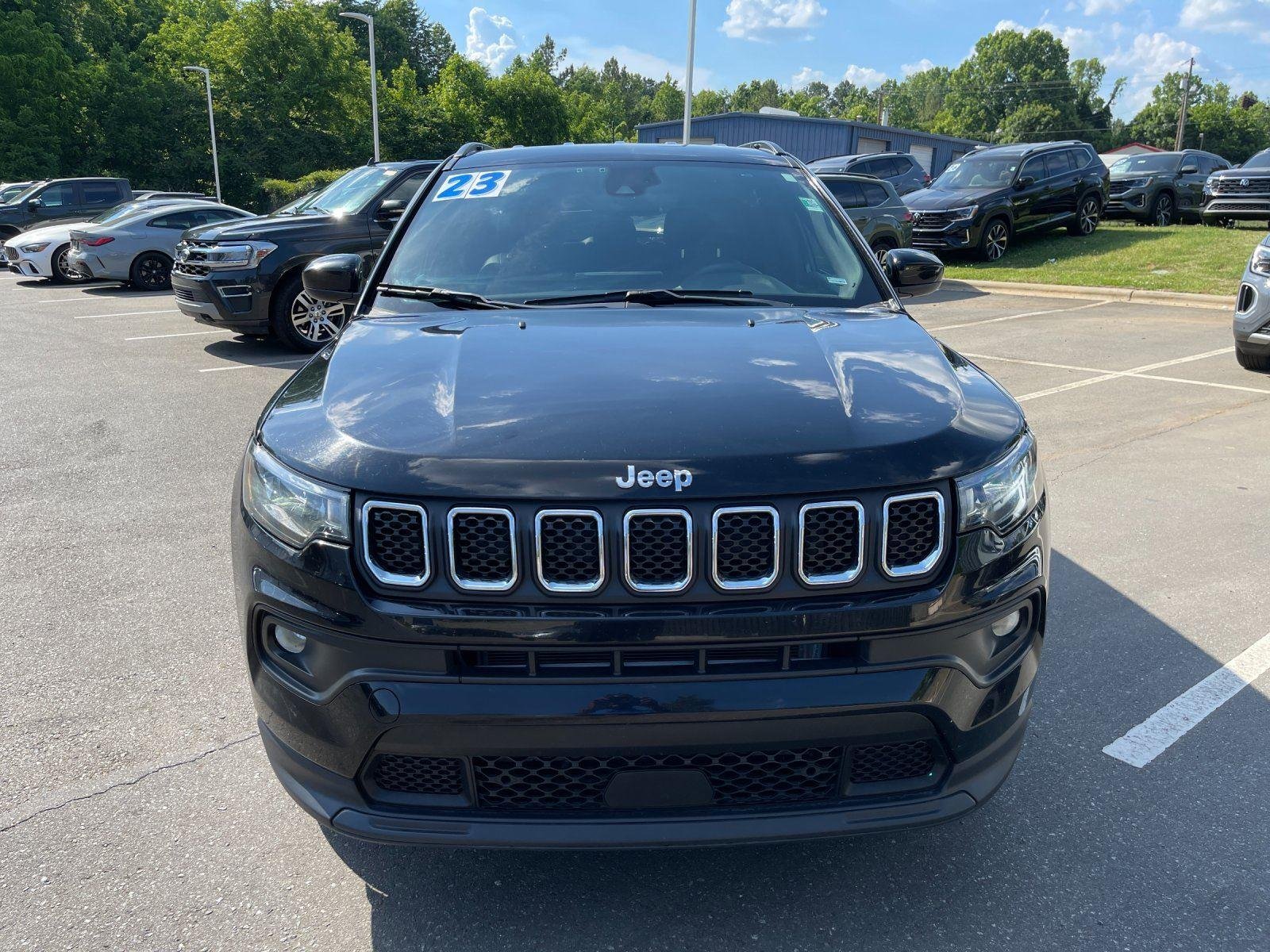 Used 2024 Diamond Black Crystal Pearlcoat Jeep Latitude image 8
