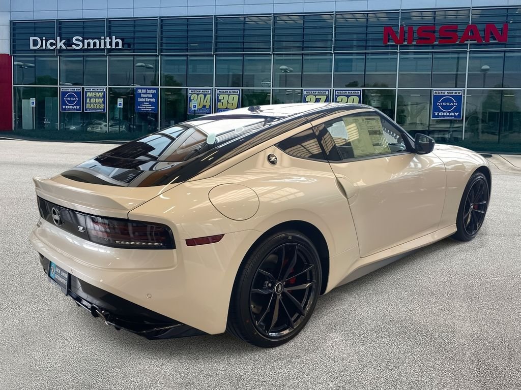 New 2026 Pearl White TriCoat / Super Black Two-tone Nissan Performance image 6