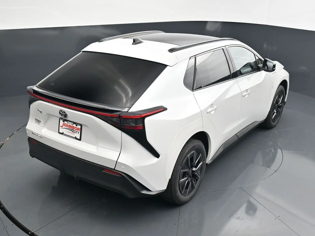 New 2026 Wind Chill Pearl <sup>1</sup> Toyota  XLE image 26