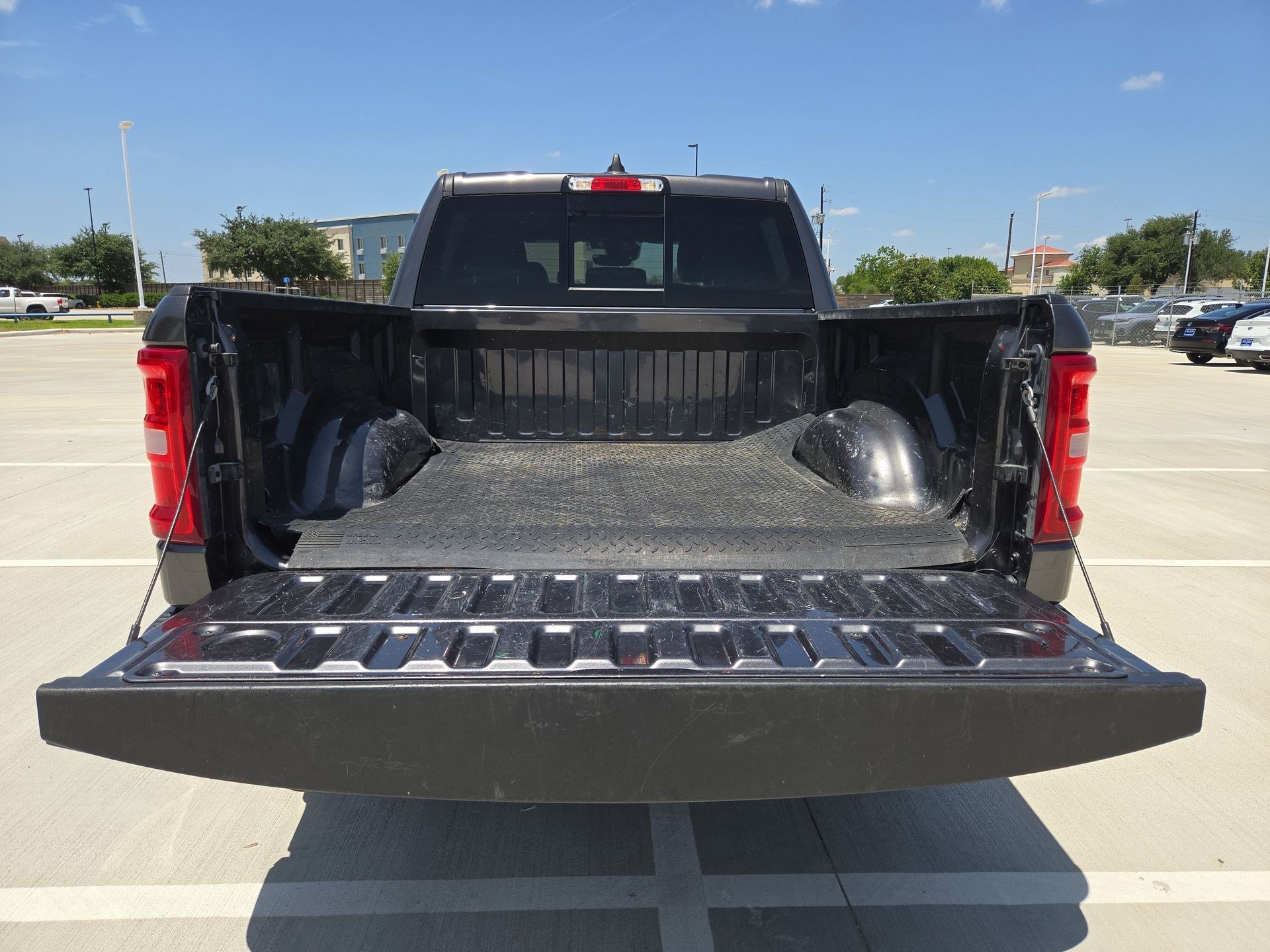 Used 2025 Granite Crystal Metallic Clearcoat Ram Laramie image 27