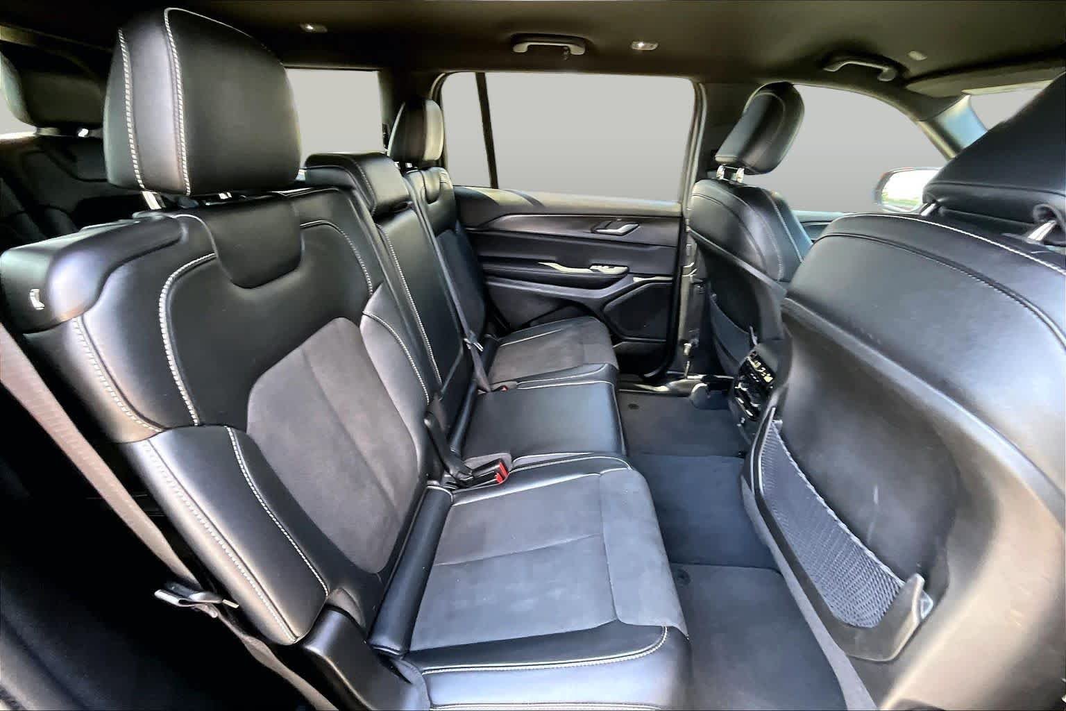 Used 2023 Diamond Black Crystal Pearlcoat Jeep Altitude image 20
