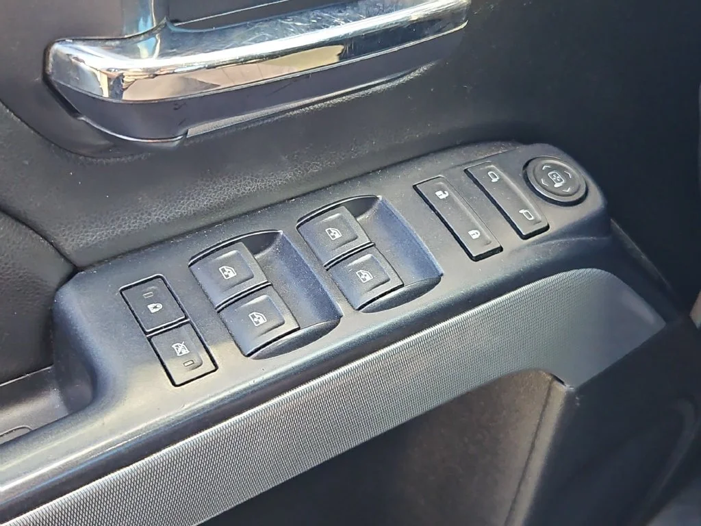 Used 2018 Summit White Chevrolet LT image 11