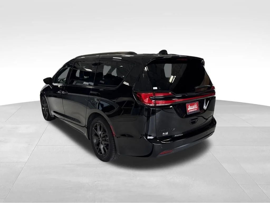 Used 2025 Black Chrysler Limited image 3