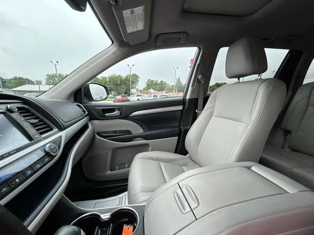 Used 2017 Shoreline Mist Toyota XLE image 53