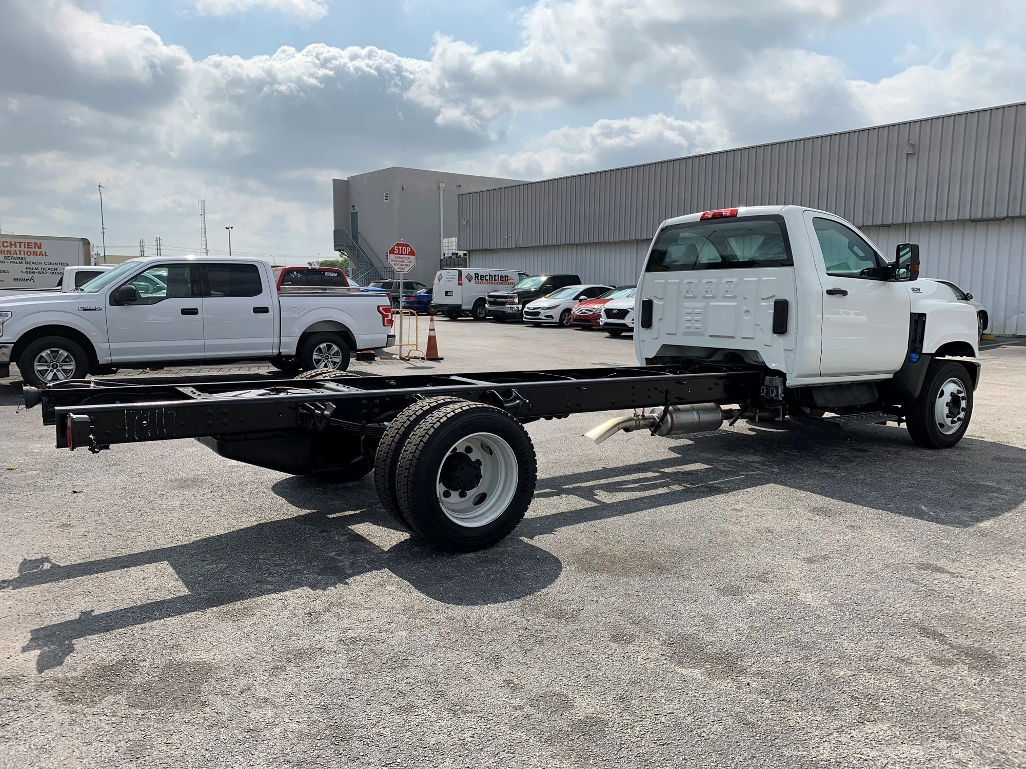 New 2024 White INTERNATIONAL Cab Chassis image 4