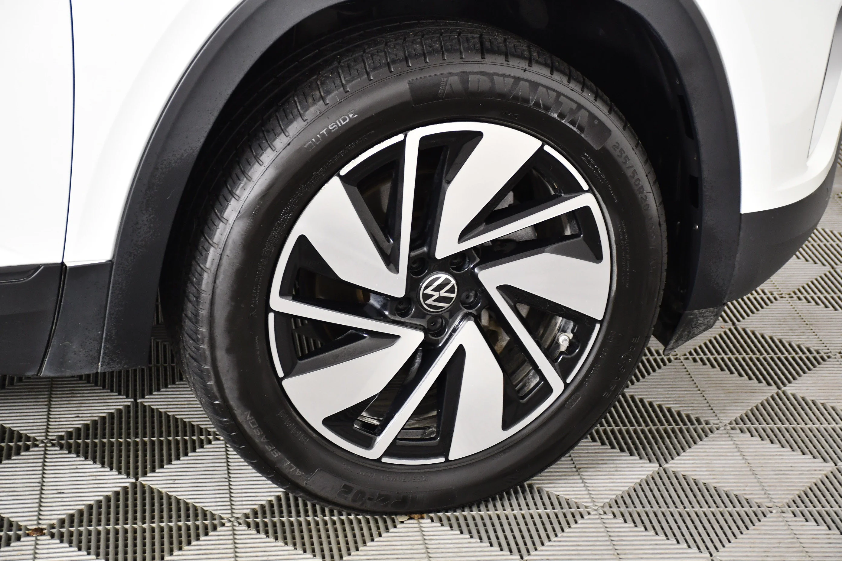 Used 2024 Gray Volkswagen 2.0T SE w/Technology image 53