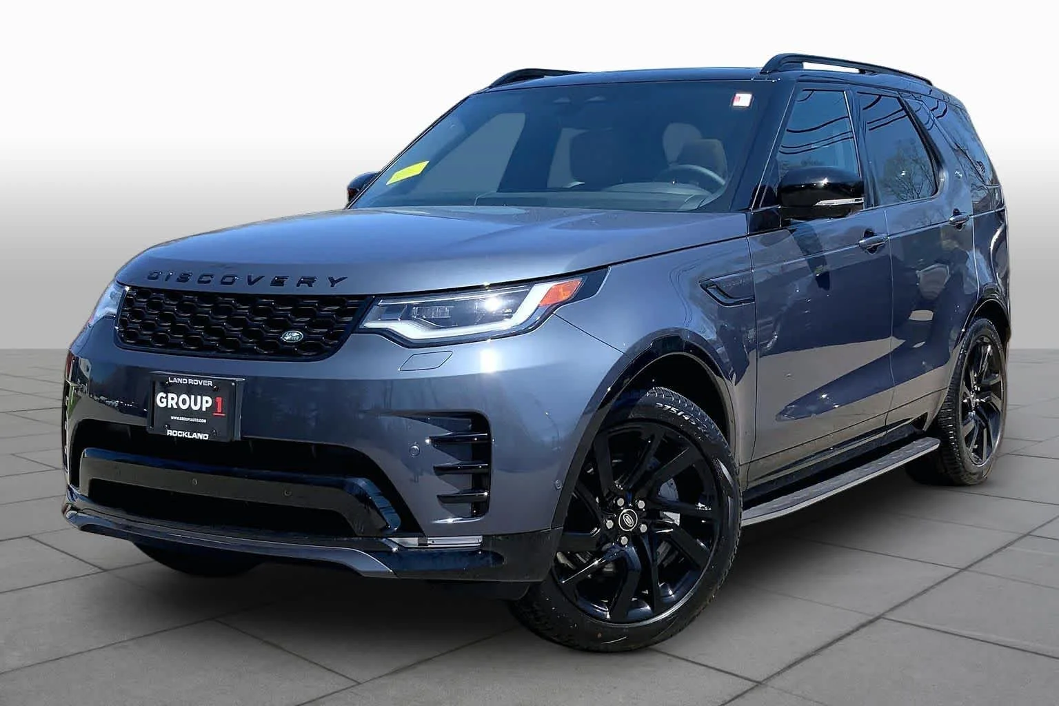 2025 Land Rover Discovery P300 Dynamic SE's photo