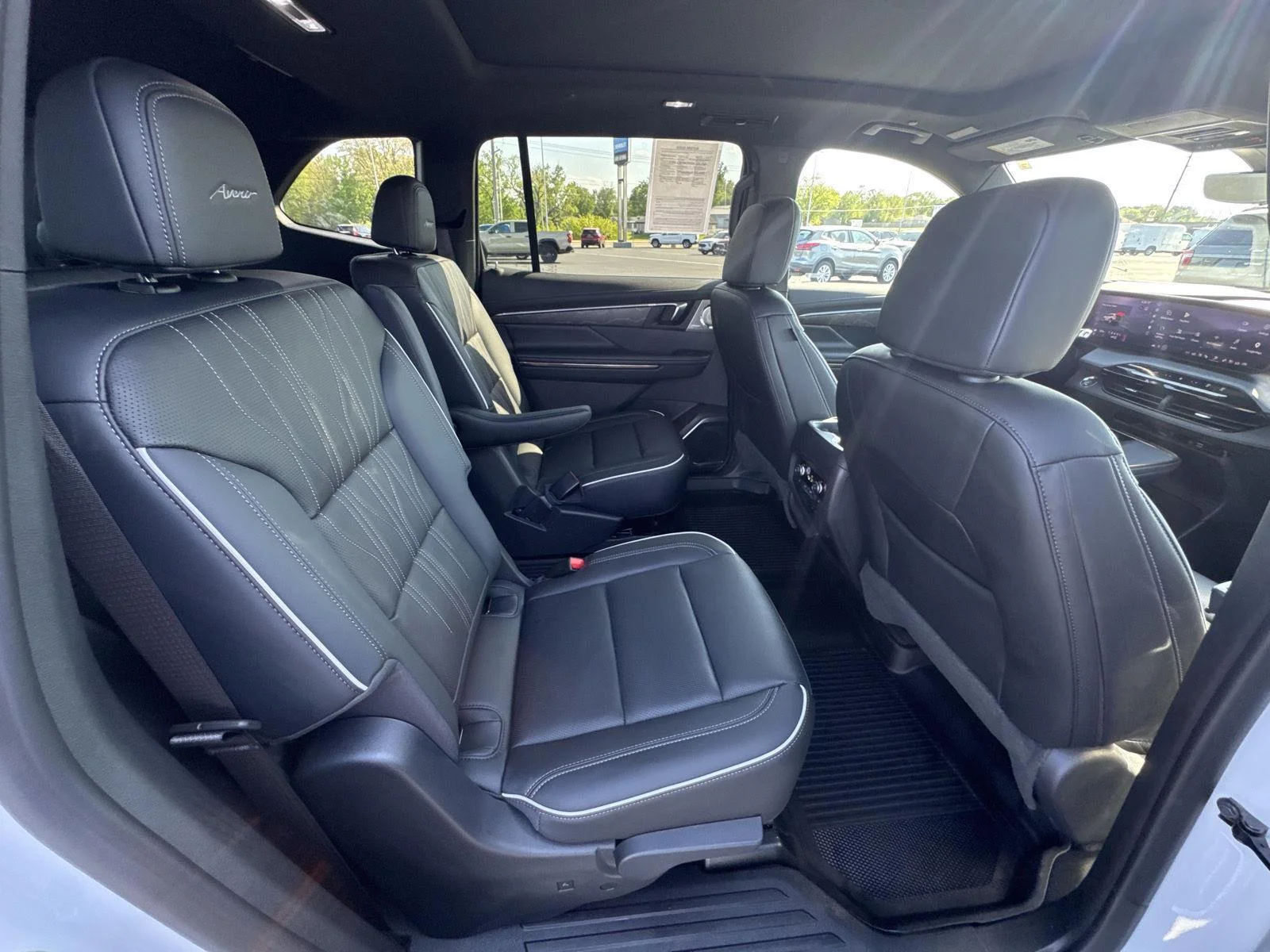 Used 2025 White Frost Tricoat Buick Avenir image 18