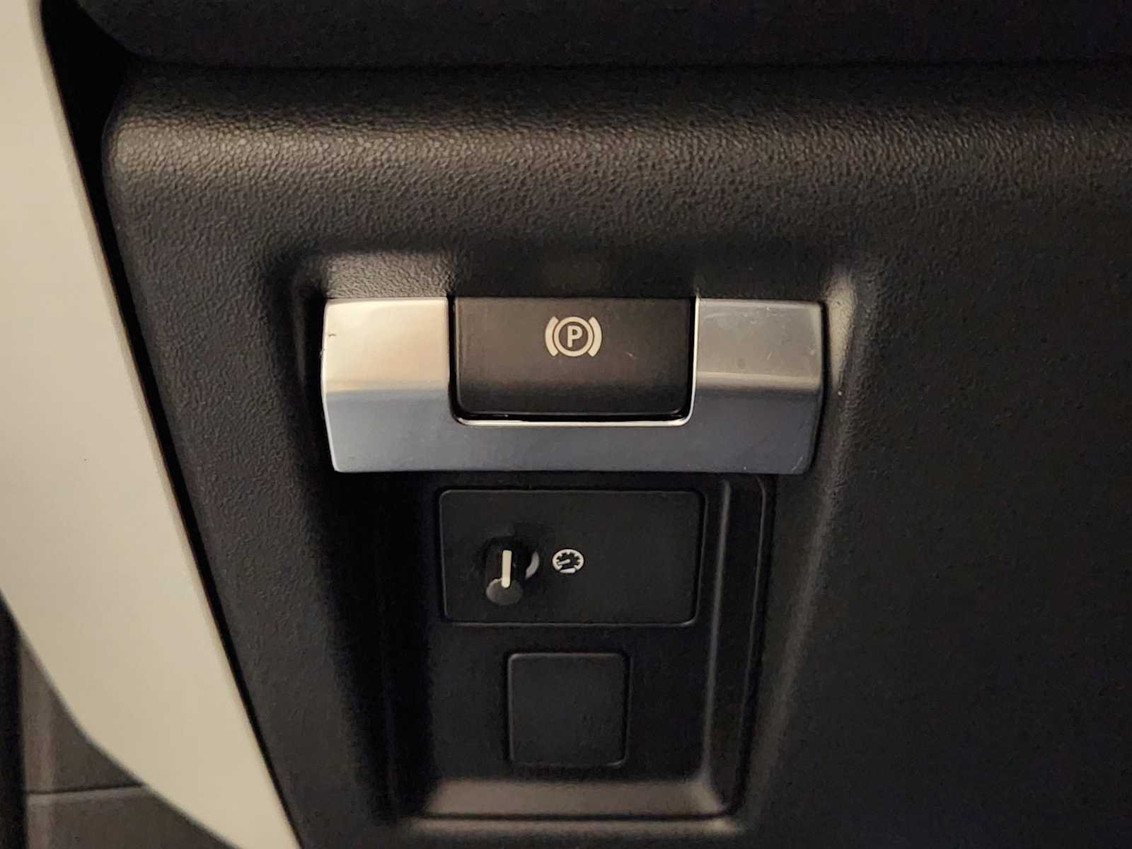 Used 2023 Tasman Blue Metallic Land Rover S image 21
