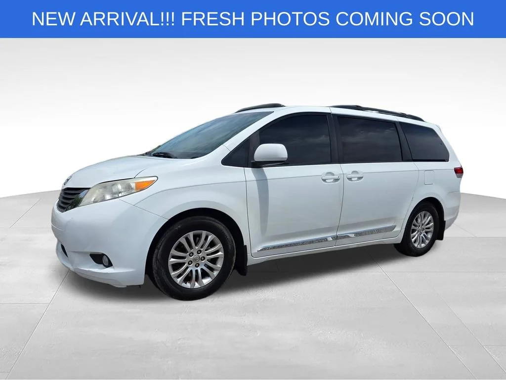 Used 2011  Toyota XLE AAS image 2