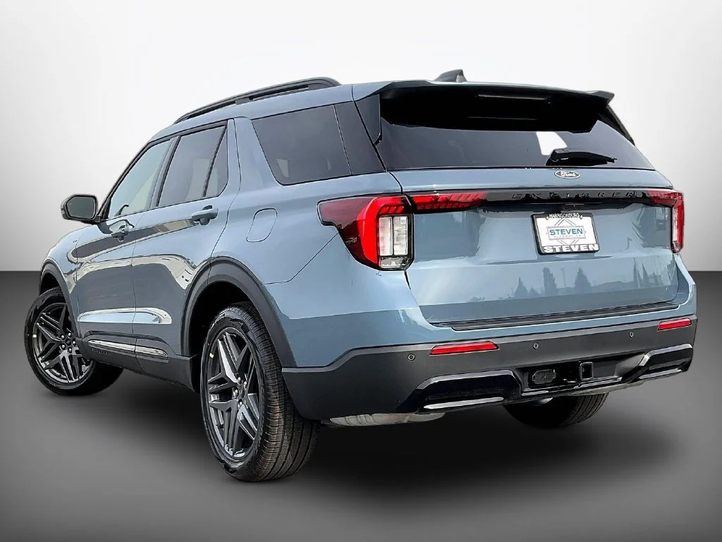 New 2027 Vapor Blue Metallic Ford ST-Line image 3