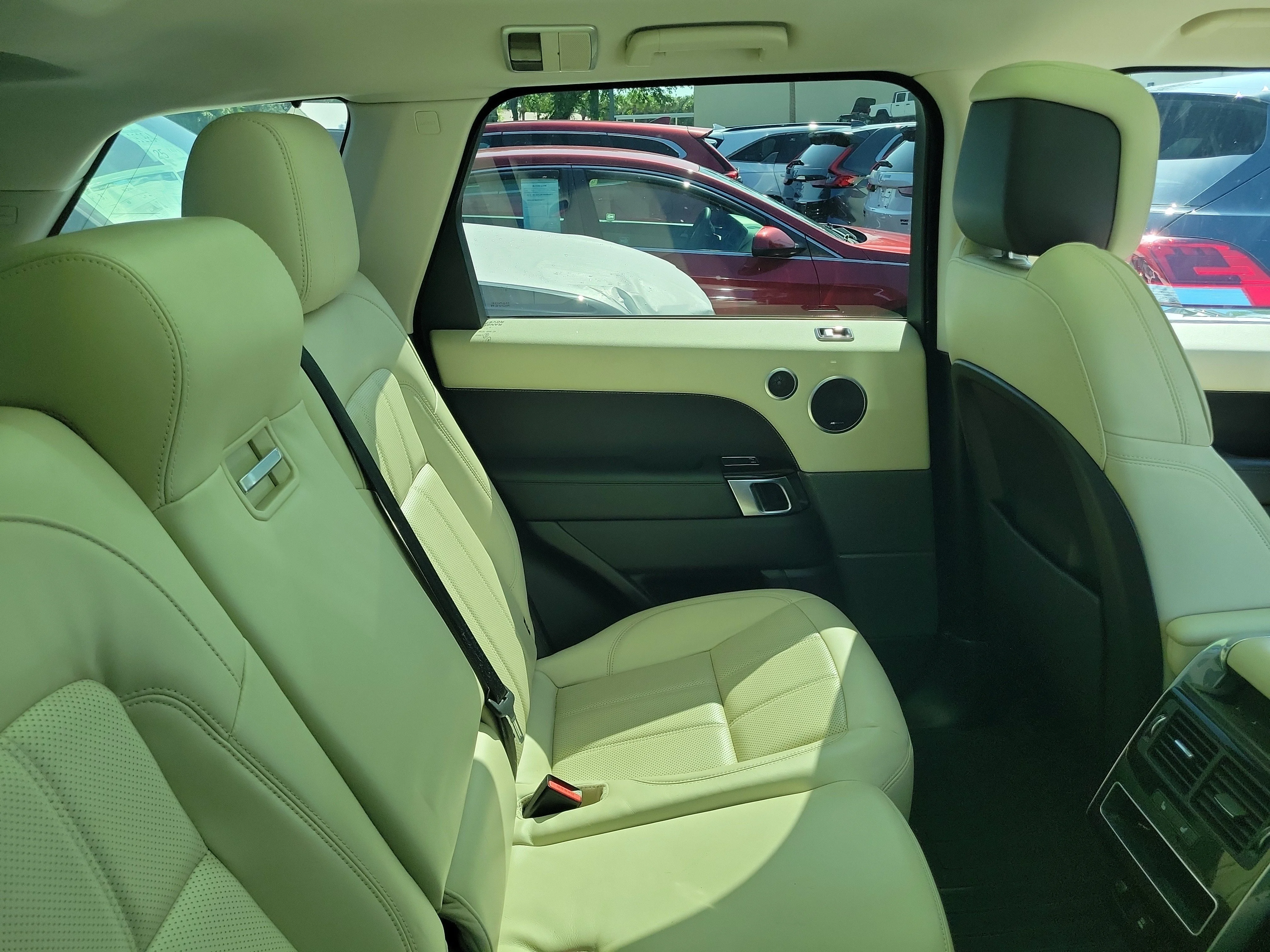 Used 2020 White Land Rover HSE image 3