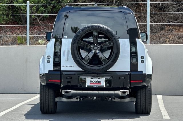 New 2026 White Land Rover X-Dynamic SE image 4